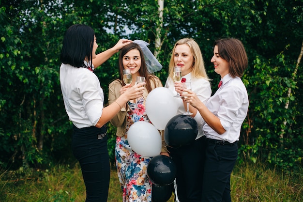 Mulheres vestidas elegantemente posando ao ar livre