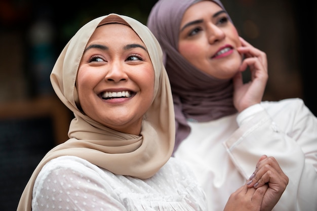 Foto mulheres vestindo hijab e se divertindo