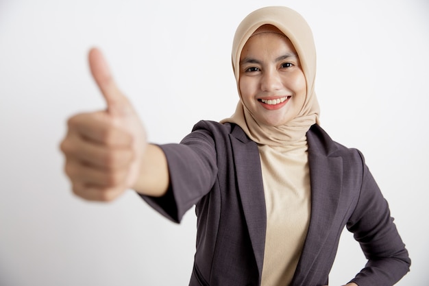 Mulheres vestindo ternos hijab, bom sinal, pose de mão, parede branca formal isolada