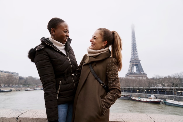 Foto mulheres viajando em paris