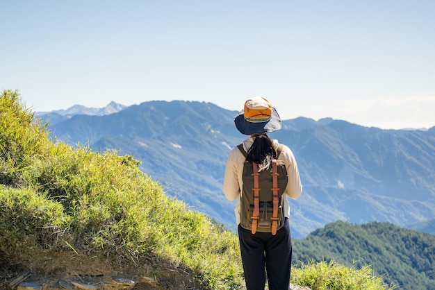 Mulheres viajantes na montanha