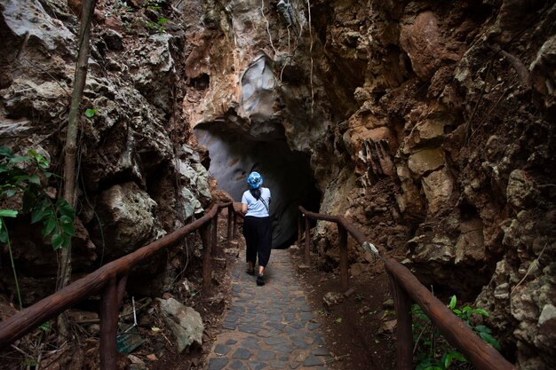 Mulheres viajantes tailandesas viajam, visitam e exploram a jornada no vale da caverna Hup Pa Tat e na montanha de calcário Khao Pla Ra na área de não caça de Tham Prathun na cidade de Lan Sak em Uthai Thani Tailândia