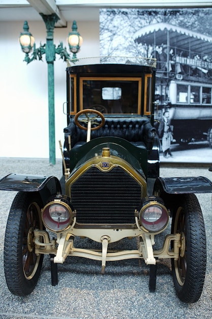 Foto mulhouse francia agosto 22 2023 museo nacional del automóvil cité de lautomobile collection schlumpf colección de coches con más de 500 piezas