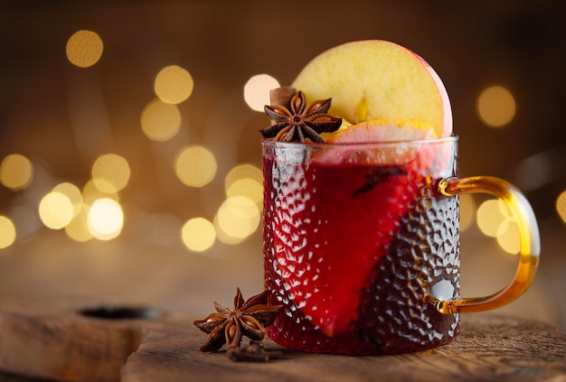 Mulled-Wein mit Gewürzen auf Holzgrund