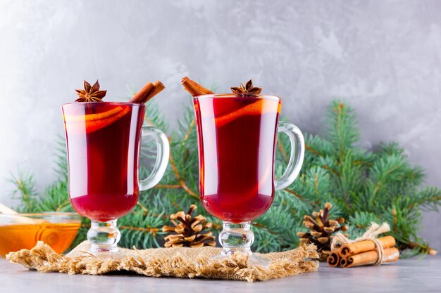 Mulled Wein und Tannenzweige auf Burlap Mulled Wine mit Orangen Honig Zimt und Nelken