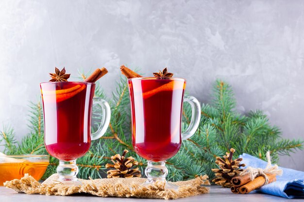 Mulled Wein und Tannenzweige auf Burlap Mulled Wine mit Orangen Honig Zimt und Nelken