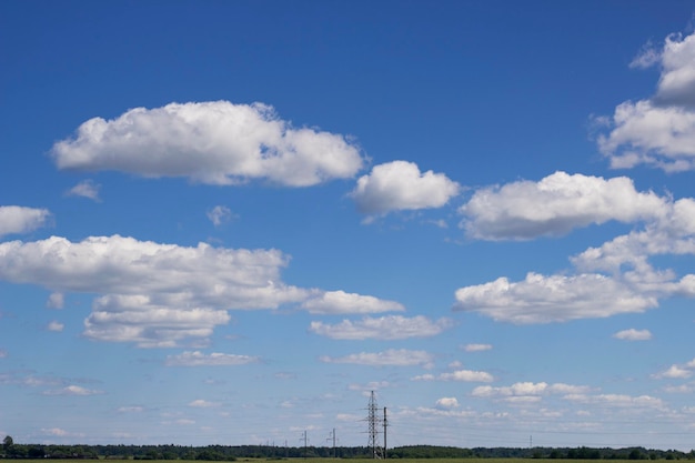 Mullidas nubes blancas sobre el cielo en el campo