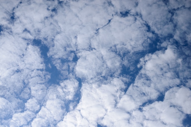 Mullidas nubes inusuales contra el cielo azul.