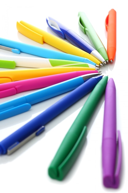 Foto multi canetas coloridas sobre fundo branco