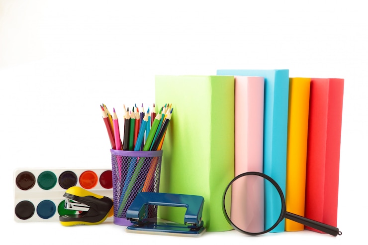 Foto multi colorido escola livros e artigos de papelaria, isolado no branco
