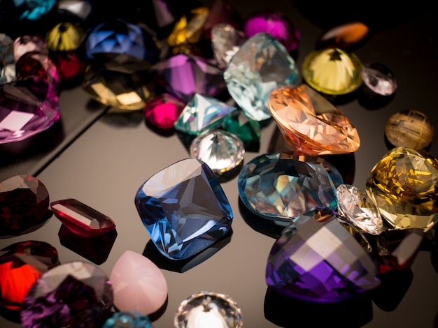Foto multi cor de pedra preciosa ou jóia na mesa de brilho