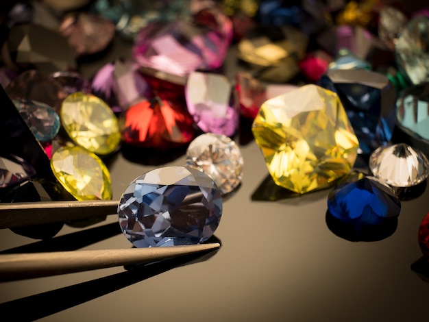 Foto multi cor de pedra preciosa ou jóia na mesa de brilho