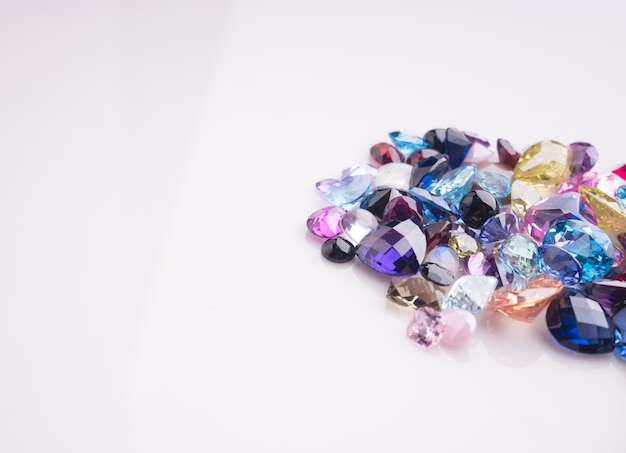 Multi cor de pedras preciosas ou pedras preciosas na mesa de brilho preto