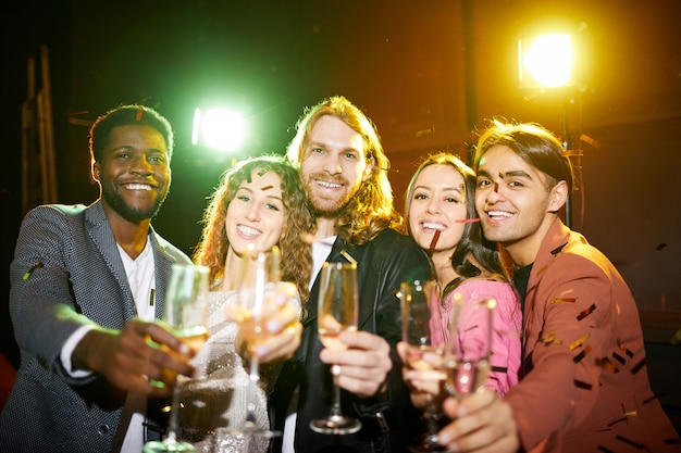 Foto multi-étnica amigos se divertindo na festa