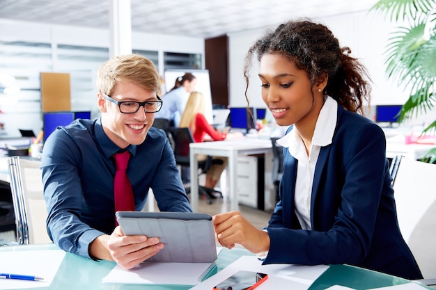 multi étnica gente de negocios trabajo en equipo touch pad