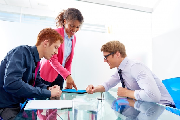 Multi, étnico, equipe trabalho, de, jovem, pessoas negócio