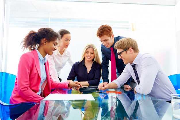 Multi, étnico, equipe trabalho, de, jovem, pessoas negócio