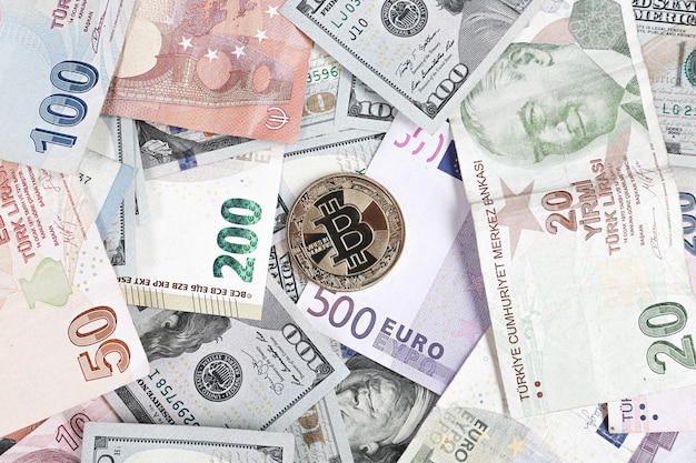 Multi-Euro-Dolar-Bargeld und -Münze, verschiedene Arten von Banknoten der neuen Generation, Bitcoin, türkische Lira