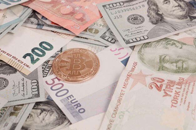 Multi-Euro-Dolar-Bargeld und -Münze, verschiedene Arten von Banknoten der neuen Generation, Bitcoin, türkische Lira