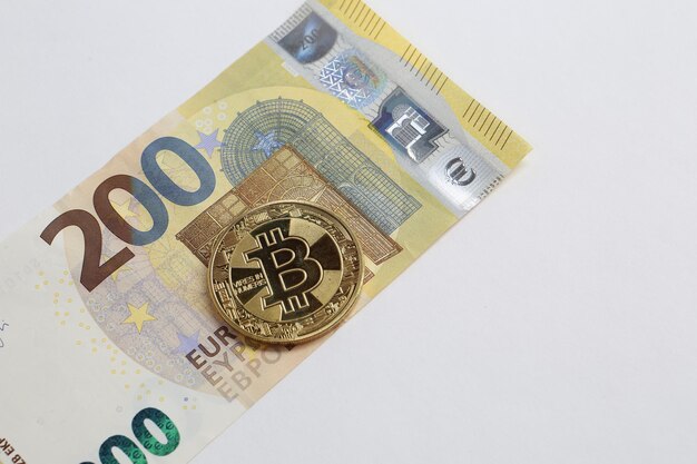 Foto multi-euro-dolar-bargeld verschiedene arten von bitcoin-banknoten der neuen generation