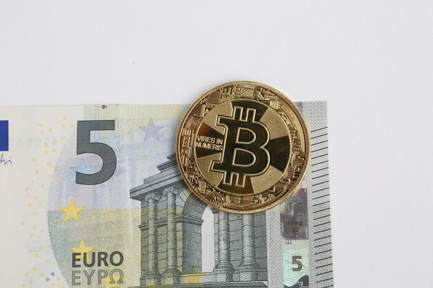 Multi-Euro-Dolar-Bargeld Verschiedene Arten von Bitcoin-Banknoten der neuen Generation