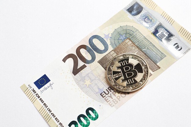 Multi-Euro-Dolar-Bargeld Verschiedene Arten von Bitcoin-Banknoten der neuen Generation