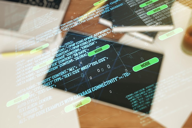 Multi exposição de esboço de codificação gráfica abstrata e tablet digital moderno na área de trabalho em segundo plano, vista superior, big data e conceito de rede