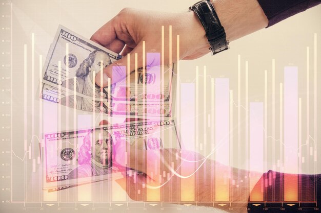 Multi exposição de holograma de desenho de gráfico financeiro e notas de dólares dos EUA e conceito de análise de mãos de homem