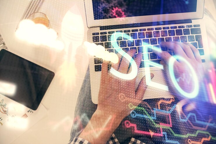 Foto multi exposição de mãos de homem digitando sobre teclado de computador e desenho de holograma seo top view conceito de otimização de pesquisa