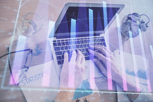 Multi-Exposition eines Forex-Graphs mit einem Computerarbeiter im Hintergrund Konzept der Marktanalyse