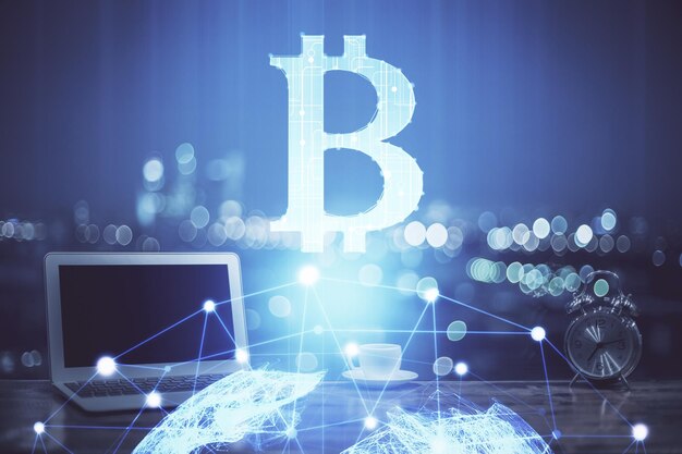 Multi-Exposition von Blockchain-Thema Hologramm und Tabelle mit Computer-Hintergrund Konzept der Bitcoin-Kryptowährung