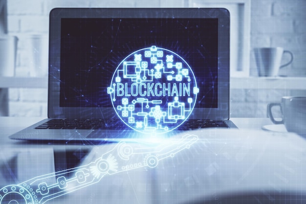 Multi-Exposition von Blockchain-Thema Hologramm und Tabelle mit Computerhintergrund Konzept der Kryptowährung Bitcoin