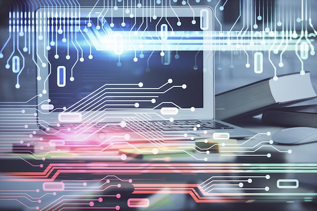 Multi-Exposition von Desktop-Computer und Technologie-Thema Hologramm Konzept der Softwareentwicklung