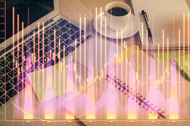 Multi-Exposition von Forex-Graphen, Zeichnungen und Desktops mit Kaffee und Gegenständen auf dem Hintergrund des Tisches Konzept des Handels auf dem Finanzmarkt