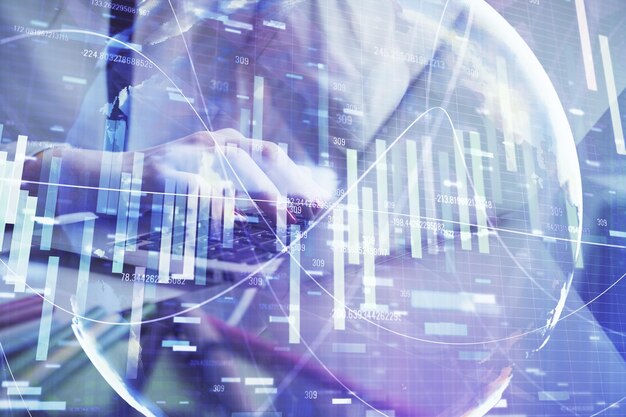 Multi-Exposition von Frauenhänden, die am Computer tippen, und Hologrammzeichnung mit Geschäftsthema Erfolgskonzept