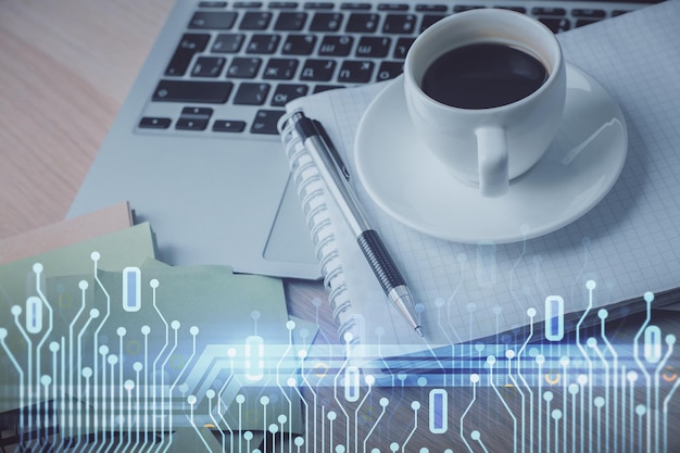 Multi-Exposition von Technologie-Thema Zeichnung und Desktop mit Kaffee und Gegenständen auf Tisch-Hintergrund Konzept der Datenforschung