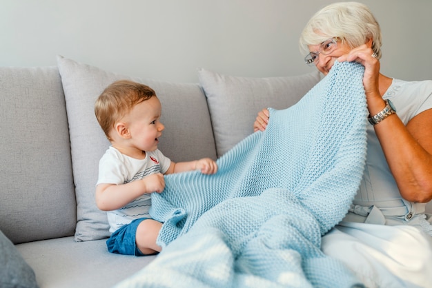 Multi-Generationen-Familie Spielzeit