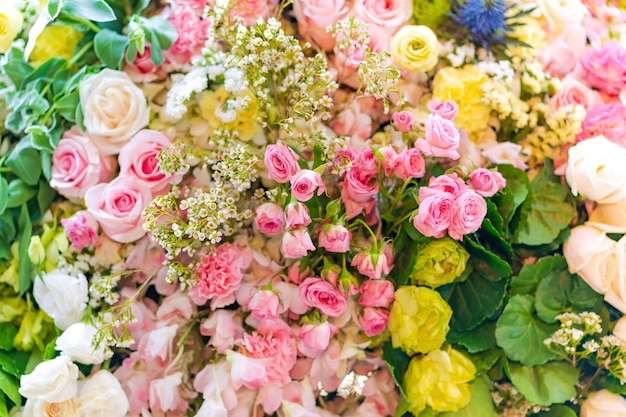 Multi misturou rosas coloridas na decoração floral, fundo colorido das flores do casamento