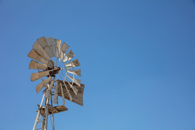 Multibladed Windpumpe auf blauem Himmelshintergrund kopieren Raum