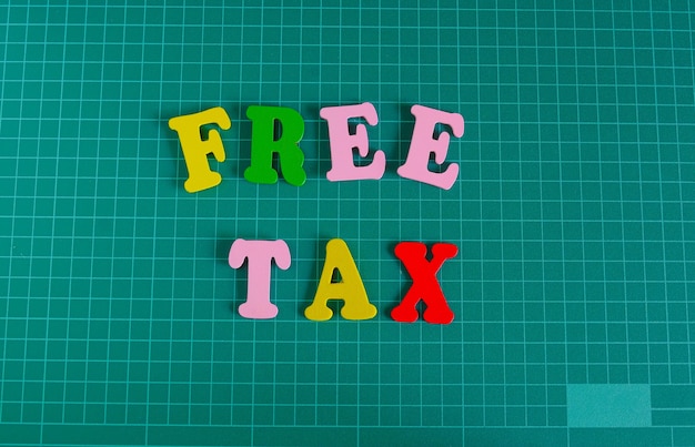 Multicolor text free tax auf grüne schneidematte.