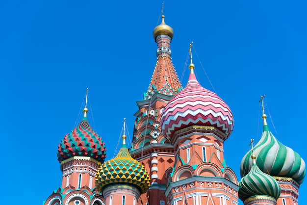 Multicolor torres da Catedral de São Basílio contra um céu azul