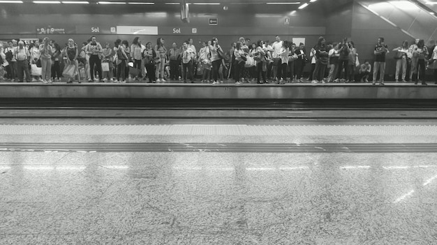 Foto multidão à espera na estação ferroviária