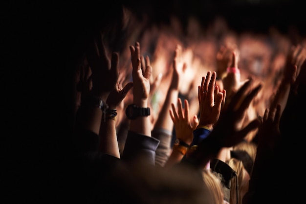 Foto multidão de mãos ou público ou festival de música à noite para uma festa ou evento de celebração juntos concerto discoteca ou dança com um grupo de pessoas ao ar livre em um carnaval para apresentação ou entretenimento