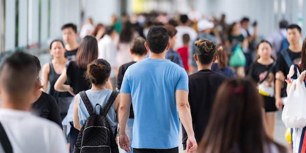 Foto multidão de pessoas anônimas andando na rua da cidade