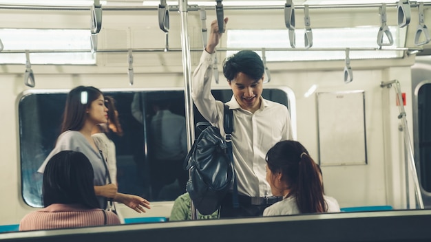 Multidão de pessoas em uma movimentada viagem de trem público de metrô