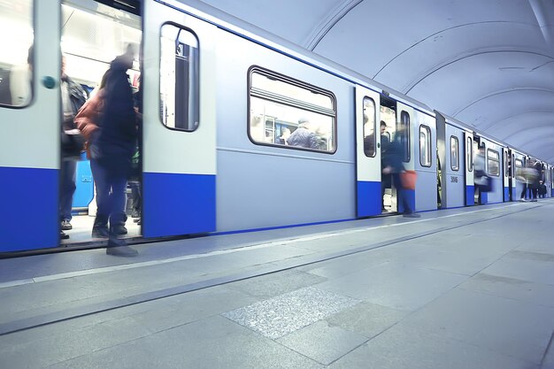 Multidão de pessoas metrô em movimento turva, fundo abstrato tráfego urbano pessoas