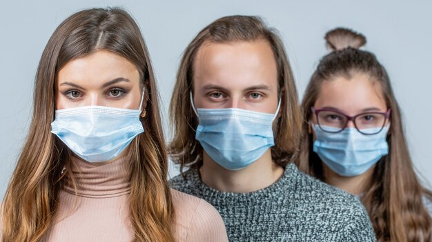 Multidão de pessoas usando máscaras médicas. Conceito de epidemia de coronavírus. Grupo de pessoas usando máscara médica protetora para proteção contra doenças virais. Grupo de pessoas com máscaras protetoras.