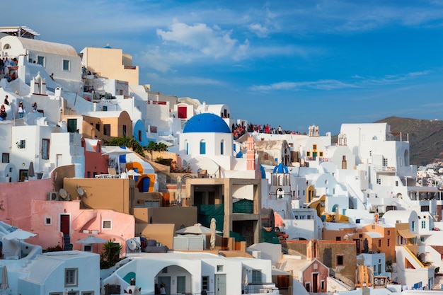 Multidão de turistas em um ponto de vista na vila de oia ilha de santorini grécia