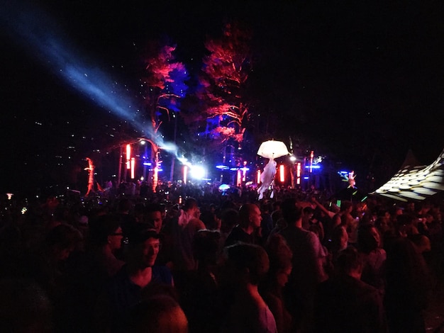 Foto multidão em festival de música à noite