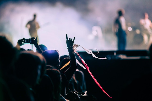 Foto multidão festejando luzes do palco concerto ao vivo festival de música de verão